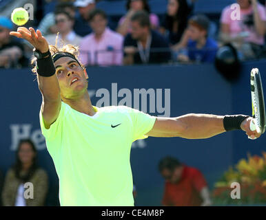 Rafael Nadal aus Spanien Niederlagen Gilles Simon Frankreichs 6-4 6-4 6-2, während seine Männer Singles match am Tag sieben der 2010 US Open im USTA Billie Jean King National Tennis Center in Flushing Queens New York City, USA - 05.09.10 Stockfoto