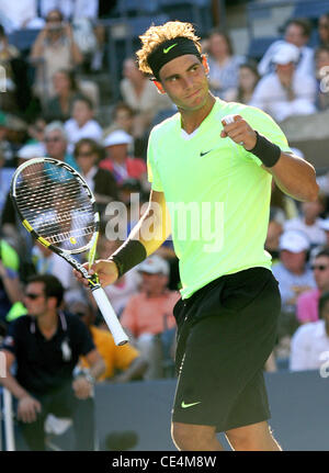 Rafael Nadal aus Spanien Niederlagen Gilles Simon Frankreichs 6-4 6-4 6-2, während seine Männer Singles match am Tag sieben der 2010 US Open im USTA Billie Jean King National Tennis Center in Flushing Queens New York City, USA - 05.09.10 Stockfoto