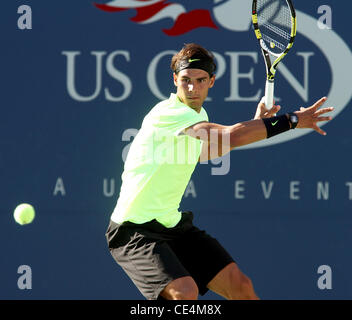 Rafael Nadal aus Spanien Niederlagen Gilles Simon Frankreichs 6-4 6-4 6-2, während seine Männer Singles match am Tag sieben der 2010 US Open im USTA Billie Jean King National Tennis Center in Flushing Queens New York City, USA - 05.09.10 Stockfoto