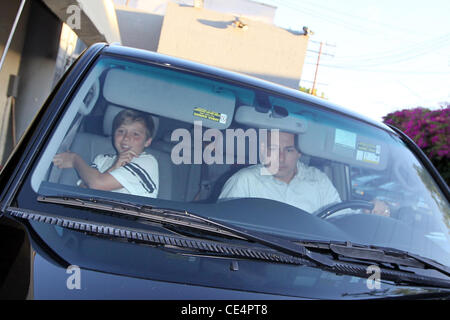 Victoria Beckham und ihre drei Söhne Brooklyn, Romeo und Cruz, haben ein frühes Abendessen bei Gyu-Kaku in Beverly Hills. Los Angeles, Kalifornien - 13.08.10 Stockfoto