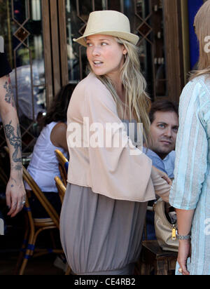 Eine schwangere Ali Larter lässt wenig Next Door Café Los Angeles, Kalifornien - 13.08.10 Stockfoto