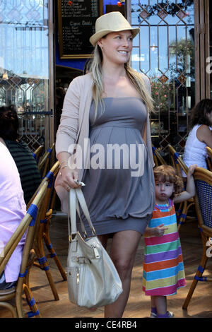 Eine schwangere Ali Larter lässt wenig Next Door Café Los Angeles, Kalifornien - 13.08.10 Stockfoto