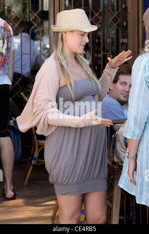 Eine schwangere Ali Larter lässt wenig Next Door Café Los Angeles, Kalifornien - 13.08.10 Stockfoto