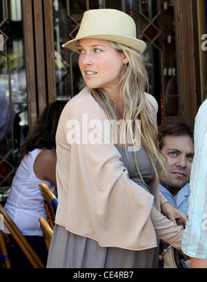 Eine schwangere Ali Larter lässt wenig Next Door Café Los Angeles, Kalifornien - 13.08.10 Stockfoto