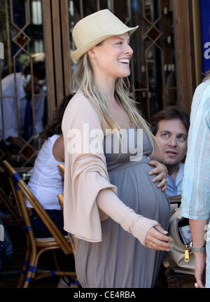 Eine schwangere Ali Larter lässt wenig Next Door Café Los Angeles, Kalifornien - 13.08.10 Stockfoto