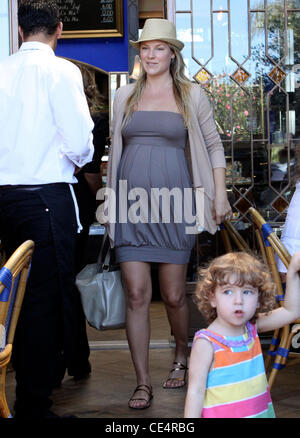 Eine schwangere Ali Larter lässt wenig Next Door Café Los Angeles, Kalifornien - 13.08.10 Stockfoto