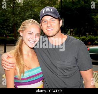 Kristen Dalton, während Miss USA 2009 und Reid Rosenthal von "The Bachelorette" ehemalige Miss USA 2009 stellt mit ihrem Freund Realität zeigen und Philadelphia, Pennsylvania - 18.08.10 Stockfoto