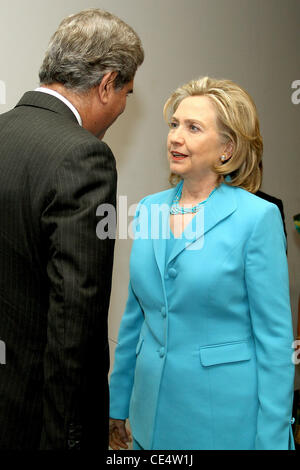 Shah Mehmood Qureshi und Hillary Clinton uns trifft US-Außenministerin Hillary Clinton mit pakistanischen Außenminister Qureshi bei den Vereinten Nationen, wo sie Amerikaner Donnerstag (19 Aug 10) in einem speziellen Video veröffentlicht als die UNO forderte, für eine Krise Don gesammelt Stockfoto