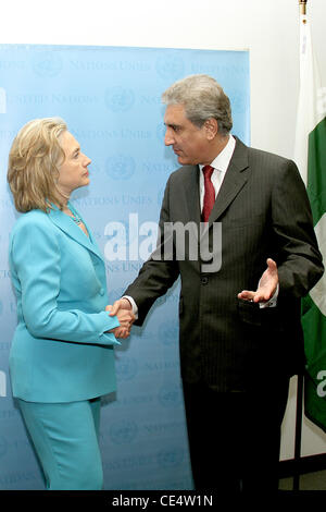 Hillary Clinton und Shah Mehmood Qureshi gesammelt uns trifft US-Außenministerin Hillary Clinton mit pakistanischen Außenminister Qureshi bei den Vereinten Nationen, wo sie Amerikaner Donnerstag (19 Aug 10) in einem speziellen Video veröffentlicht als die UNO forderte, für eine Krise don Stockfoto