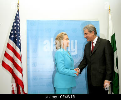 Hillary Clinton und Shah Mehmood Qureshi gesammelt uns trifft US-Außenministerin Hillary Clinton mit pakistanischen Außenminister Qureshi bei den Vereinten Nationen, wo sie Amerikaner Donnerstag (19 Aug 10) in einem speziellen Video veröffentlicht als die UNO forderte, für eine Krise don Stockfoto