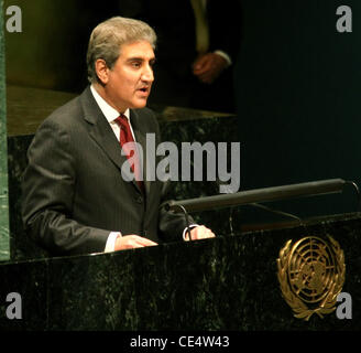 Pakistans Außenminister Makhdoom Shah Mehmood Qureshi befasst sich die Generalversammlung der Vereinten Nationen am 19. August 2010 bei den Vereinten Nationen in New York. Die Generalversammlung trafen sich um die verstärkte Koordinierung der humanitären Hilfe und Dis zu besprechen Stockfoto