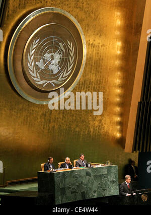 Pakistans Außenminister Makhdoom Shah Mehmood Qureshi befasst sich die Generalversammlung der Vereinten Nationen am 19. August 2010 bei den Vereinten Nationen in New York. Die Generalversammlung trafen sich um die verstärkte Koordinierung der humanitären Hilfe und Dis zu besprechen Stockfoto