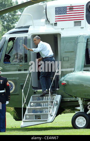 US-Präsident Barack Obama Platinen Marine One auf dem South Lawn des weißen Hauses in Washington, DC, 19. August 2010. Obama reist nach Martha's Vineyard in Massachusetts für einen Urlaub mit der Familie. Washington DC, USA - 19.08.10 Stockfoto