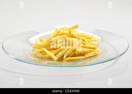 Geröstete Kartoffeln auf dem Teller auf weißem Hintergrund Stockfoto