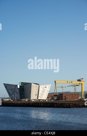 Belfasts neue Titanic Besucherzentrum in der Endphase der Bau mit Harland and Wolffs riesige Kräne in der Backg Stockfoto