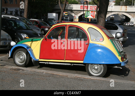 bunte Citroen 2cv Auto auf Straße Straße in Rom Italien Stockfoto