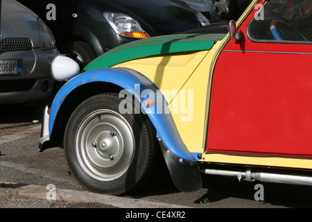 bunte Citroen 2cv Auto auf Straße Straße in Rom Italien Stockfoto