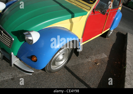 bunte Citroen 2cv Auto auf Straße Straße in Rom Italien Stockfoto