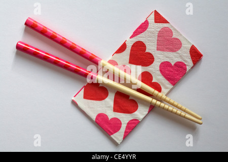Herz Stäbchen auf Serviette mit Herz auf weißem Hintergrund platziert - Begriff der Romantik romantisch Essen für Valentinstag, Valentinstag Stockfoto