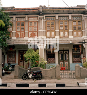 Traditionelle Peranakan Babas Nonya shophouse Gebäude Architektur in George Town in Chinatown in Insel Penang in Malaysia in Fernost Südostasien. Stockfoto