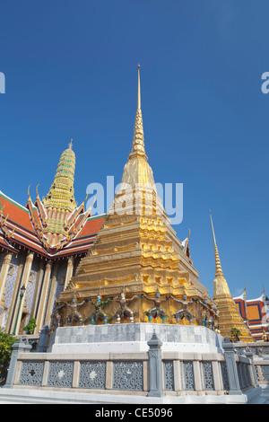 Ein Chedi vor dem königlichen Pantheon, Wat Phra Kaeo, Bangkok, Thailand Stockfoto