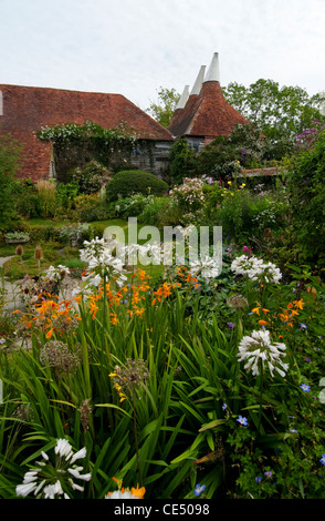 Blumen blühen in einen Bauerngarten. Stockfoto