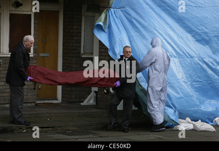 Der Körper eines ermordeten 15 Jahre alten Jungen wird vom Tatort in Süd-London entfernt. Bild von James Boardman. Stockfoto