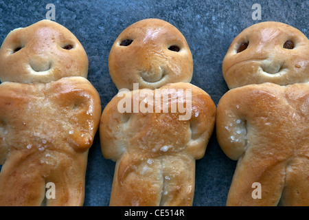 Grittibänz - die Schweizer Version des Mannes Stute Hefeteig mit Rosinen und Zucker. Stockfoto