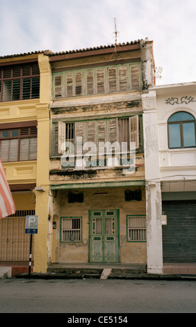 Traditionelle Peranakan Babas Nonya shophouse Gebäude Architektur in George Town in Chinatown in Insel Penang in Malaysia in Fernost Südostasien. Stockfoto