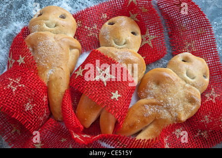 Grittibänz - die Schweizer Version des Mannes Stute Hefeteig mit Rosinen und Zucker. Stockfoto