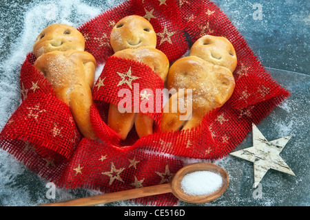 Grittibänz - die Schweizer Version des Mannes Stute Hefeteig mit Rosinen und Zucker. Stockfoto