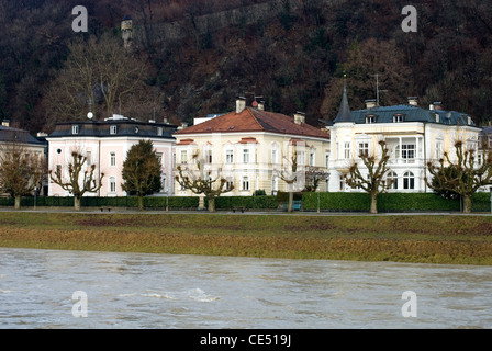 Großes Luxus Häuser an den Ufern des Flusses geschwollen Salzach in Salzburg, Österreich Stockfoto