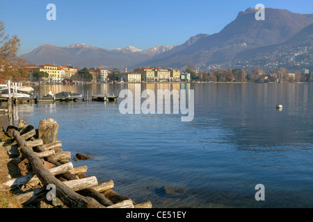 Blick auf die Stadt Lugano, Tessin, Schweiz und der Seepromenade des Lago di Lugano. Stockfoto