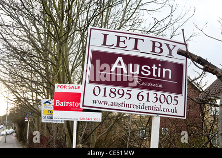 Zeichen eine Zeile des Immobilienmaklers "zu verkaufen" und "lassen" Stockfoto