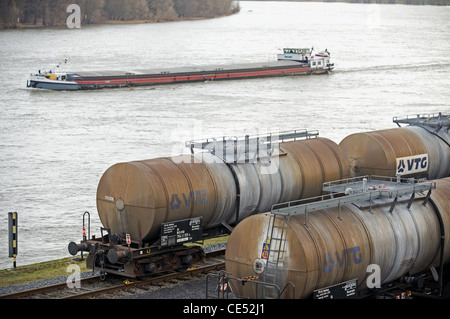 Tanker Eisenbahnwaggons Fluss Rhein Deutschland Stockfoto