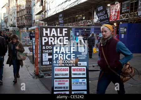 Halben Preis Tickets für Theater zeigt im West End zum Verkauf an ein Rabatt-Ticket-Shop in Leicester Square, London, UK. Stockfoto