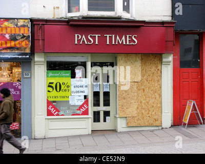 Vergangene Zeiten Shop mit Brettern vernagelt & geschlossen wegen gehen in die Verwaltung Stockfoto