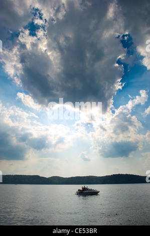 Boot von Cliff Diver auf dem Wasser unter Sonne Höchststand aus Wolken des großen blauen Himmel in Maryland in der Nähe von Mason-Dixon-Linie Stockfoto