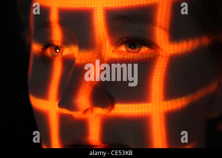 Biometrie, Symbolfoto. Automatische Gesichtserkennung mit einem Laserscanner. 3D-Modell eines weiblichen Gesichts zur Erzeugung von digitalen Daten. Stockfoto
