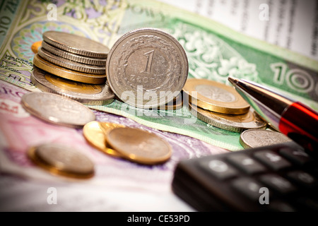 Geld Münzen, Rechner auf die polnische Banknoten Stockfoto