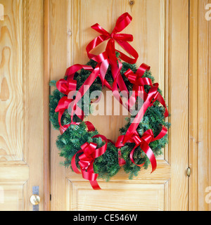 Weihnachten Adventskranz aufgehängt auf hölzernen Tür Elsass Frankreich, Europa Stockfoto