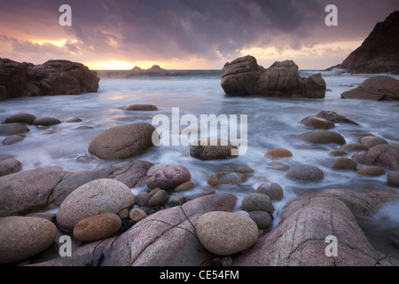 Sonnenuntergang über der Brisons und Porth Nanven, West Cornwall, England. Herbst (September) 2011. Stockfoto