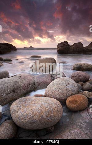 Sonnenuntergang über dem Atlantik von der Küste des Porth Nanven, Cornwall, England. Herbst (September) 2011. Stockfoto