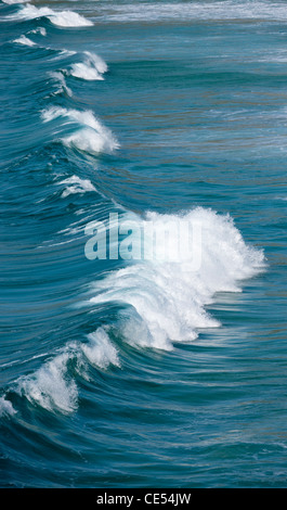 Brechende Atlantic Welle aus der Küste von West Cornwall, England. Stockfoto