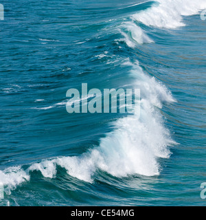 Brechende Welle Atlantik vor der Küste von West Cornwall Stockfoto