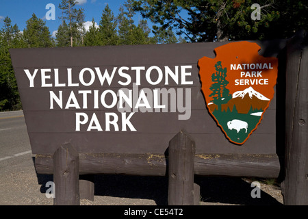 Yellowstone-Nationalpark Ortseingangsschild, West Yellowstone, Montana, USA. Stockfoto