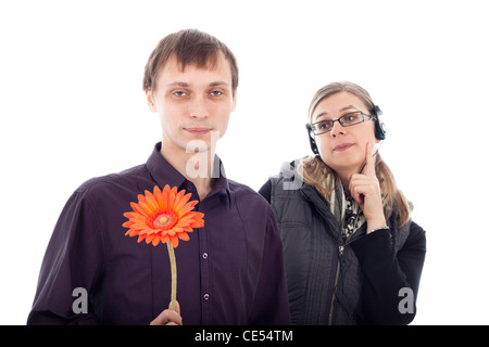 Lustige Nerd Mann, hält Blume und rebellische Frau blickte ihn isoliert auf weißem Hintergrund. Stockfoto