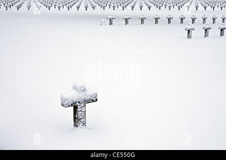 Soldatenfriedhof kreuzt und Bäume im WW2 Militär Friedhof mit Schnee bedeckt Stockfoto