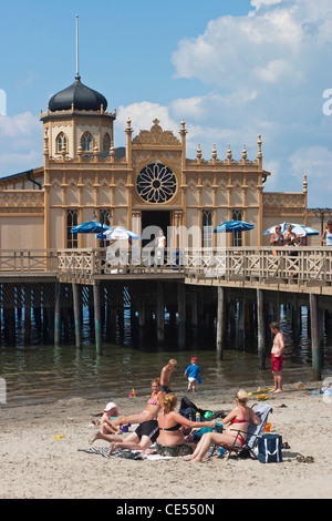 Schwangere Frauen, Sonnenbaden am Strand in Varberg, Schweden Stockfoto