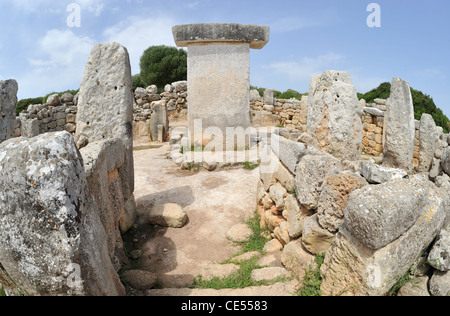 Taula oder Schrein Torralba d ' en Salord Talayotic Siedlung aus 2000 v. Chr. in der Nähe von Alaior Menorca Spanien Stockfoto